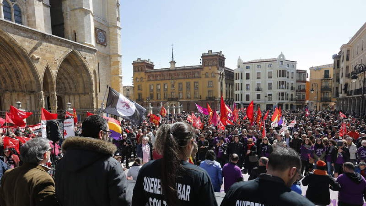 Los manifestantes llenaron la plaza de la Catedral, donde Manuel Sierra leyó el manifiesto