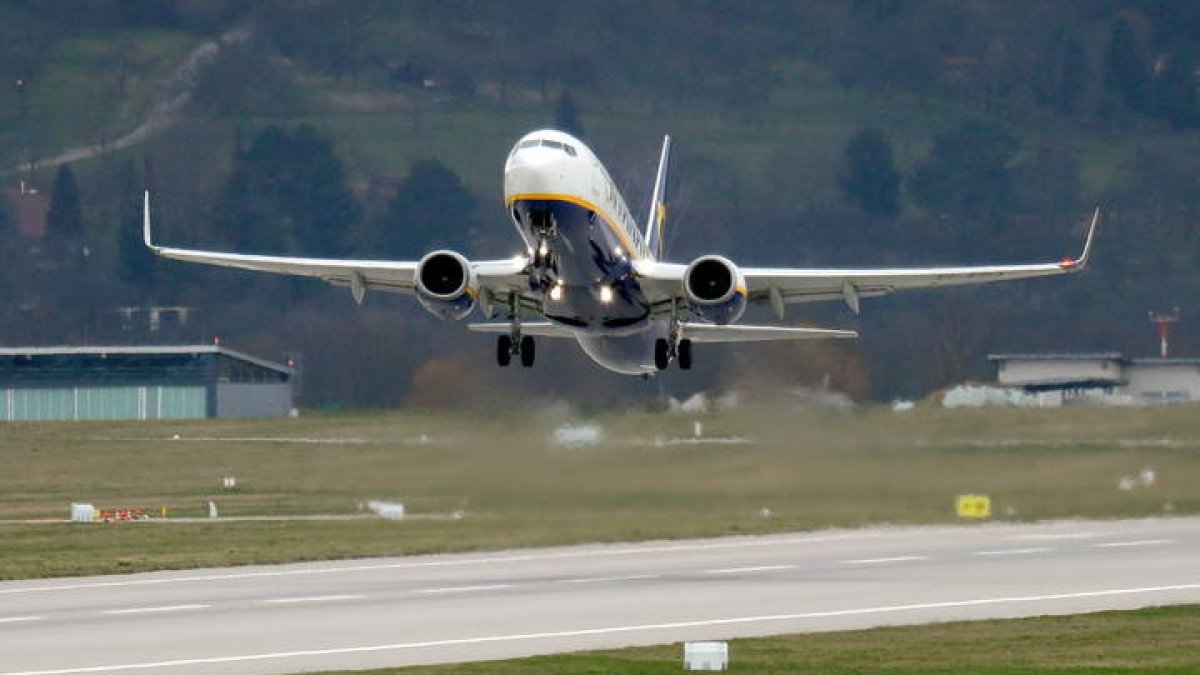 Un avión de Ryanair despega en Alemania. RONALD WITTEK