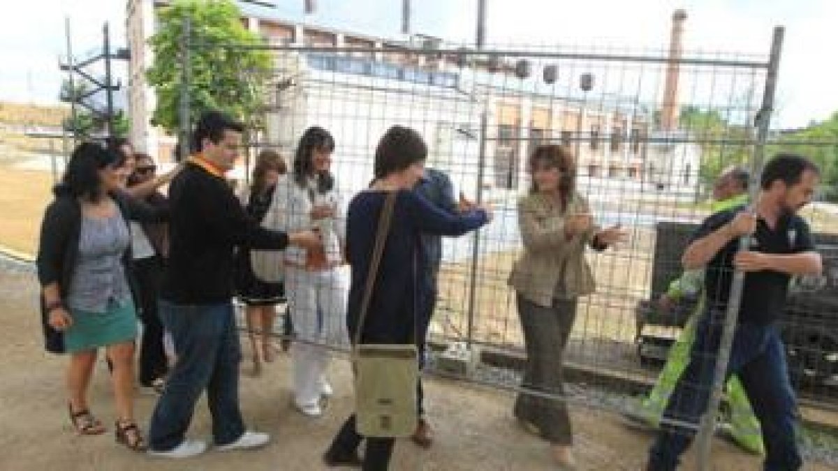 Trabajadores de la Ciuden, con Esther Merayo (segunda derecha) retiraban ayer la valla que perimetra