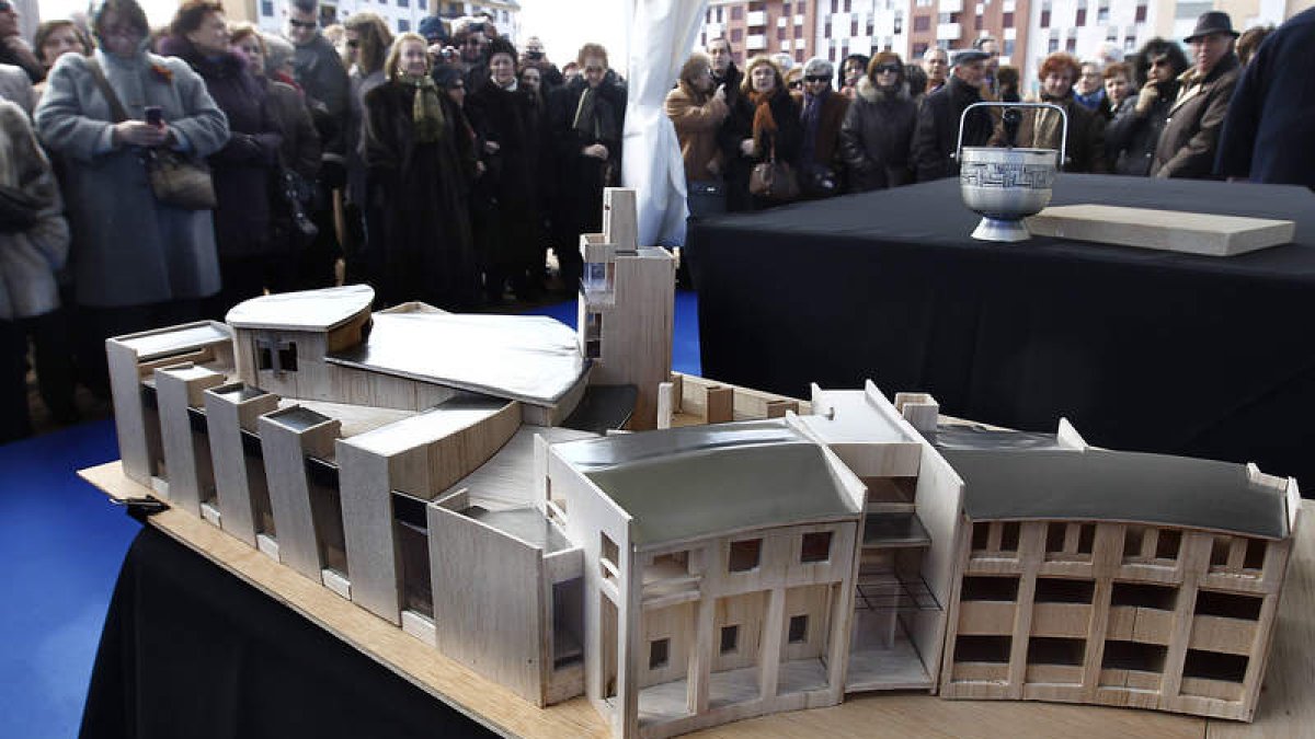 Decenas de feligreses se acercaron a ver la maqueta y colocar la primera piedra del templo.