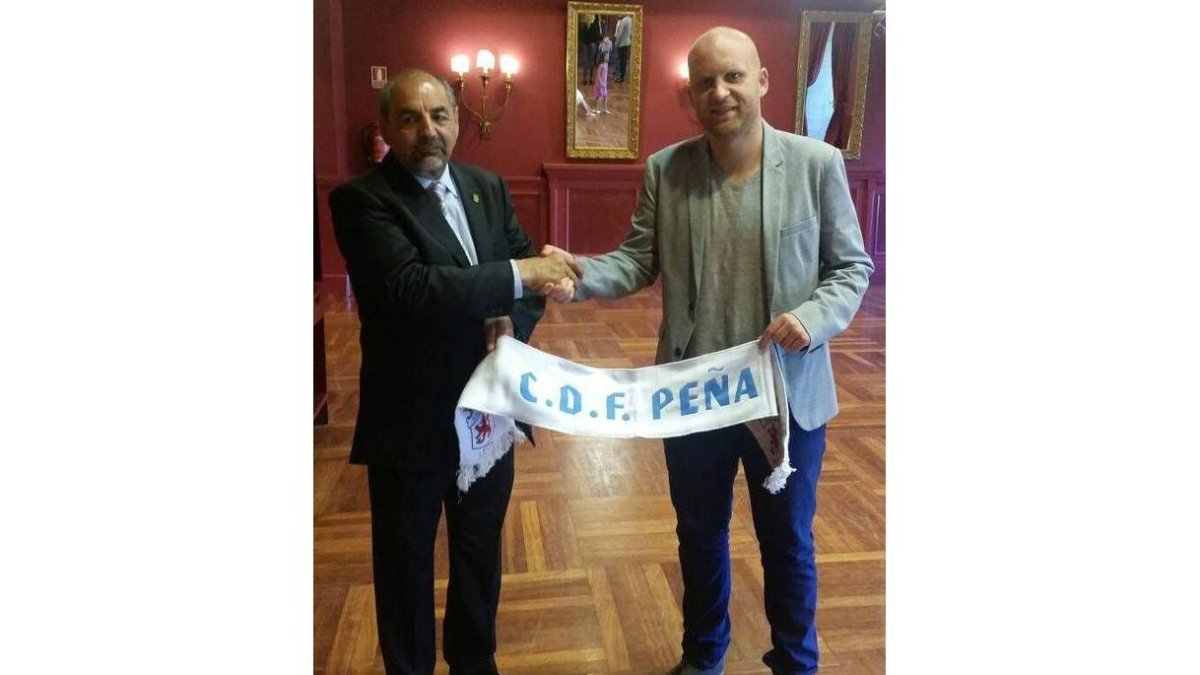 Adrián Benavides, a la derecha, cerró ayer su renovación. DL
