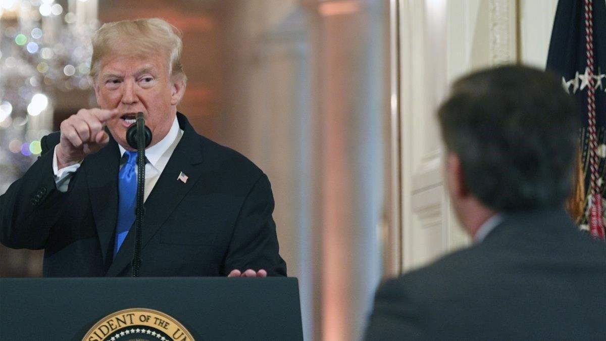 Donald Trump señala al periodista de la CNN Jim Acosta.