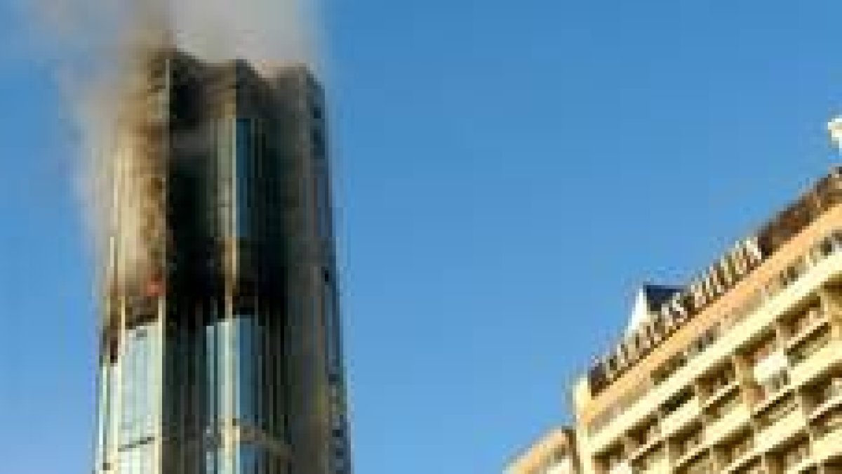 Una de las dos torres del complejo «Parque Central» se consumió por las llamas