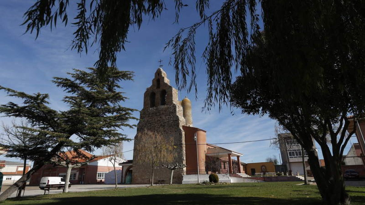 Del patrimonio artístico destacan sobre todo los templos parroquiales de los tres pueblos, unos por recientes y otro, el de Villaestrigo, por ser el más antiguo. De la ermita de Nuestra Señora de la Aldea hoy sólo queda en pie un pequeño muro realizado en