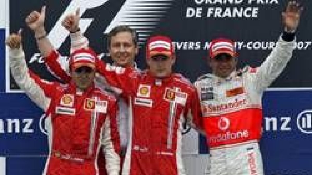Kimi Raikkonen celebra su victoria en el podio de Magny-Cours