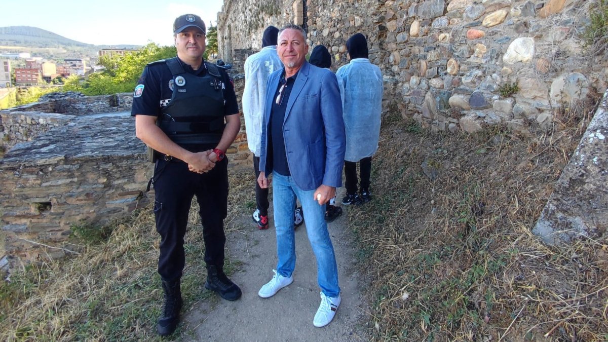El concejal de Seguridad Ciudadana, junto a un policía local y los tres jóvenes grafiteros. DL
