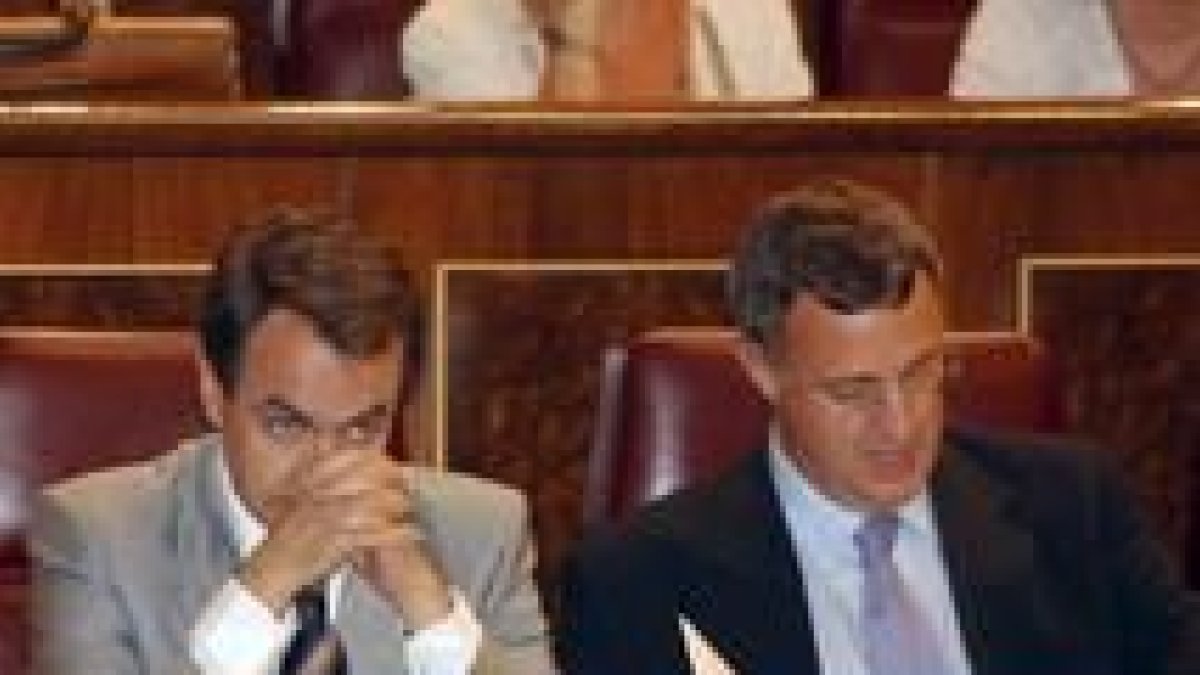 Zapatero junto a Caldera en la sesión de control al Gobierno celebrada en el Parlamento