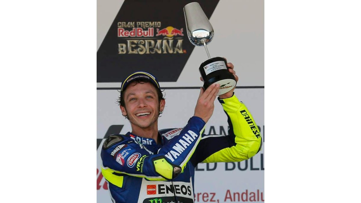 Rossi, feliz con su trofeo en el podio de Jerez. VIDAL