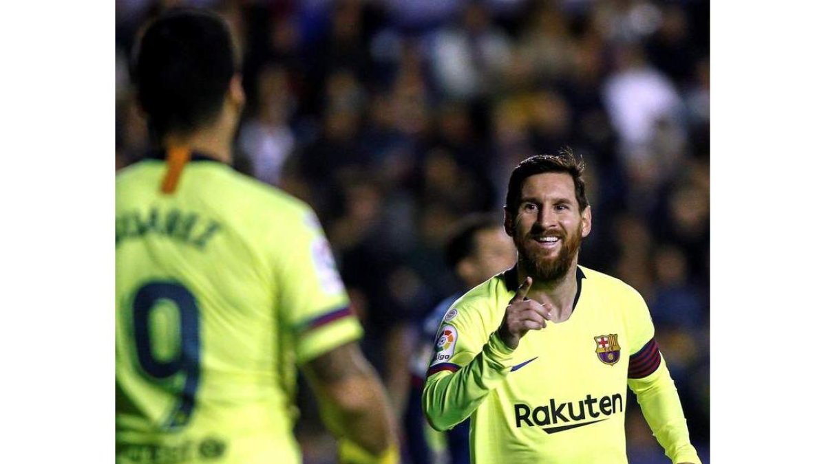 Leo Messi y Luis Suárez unieron fuerzas para destrozar la defensa del Levante a base de goles y asistencias. BIEL ALIÑO