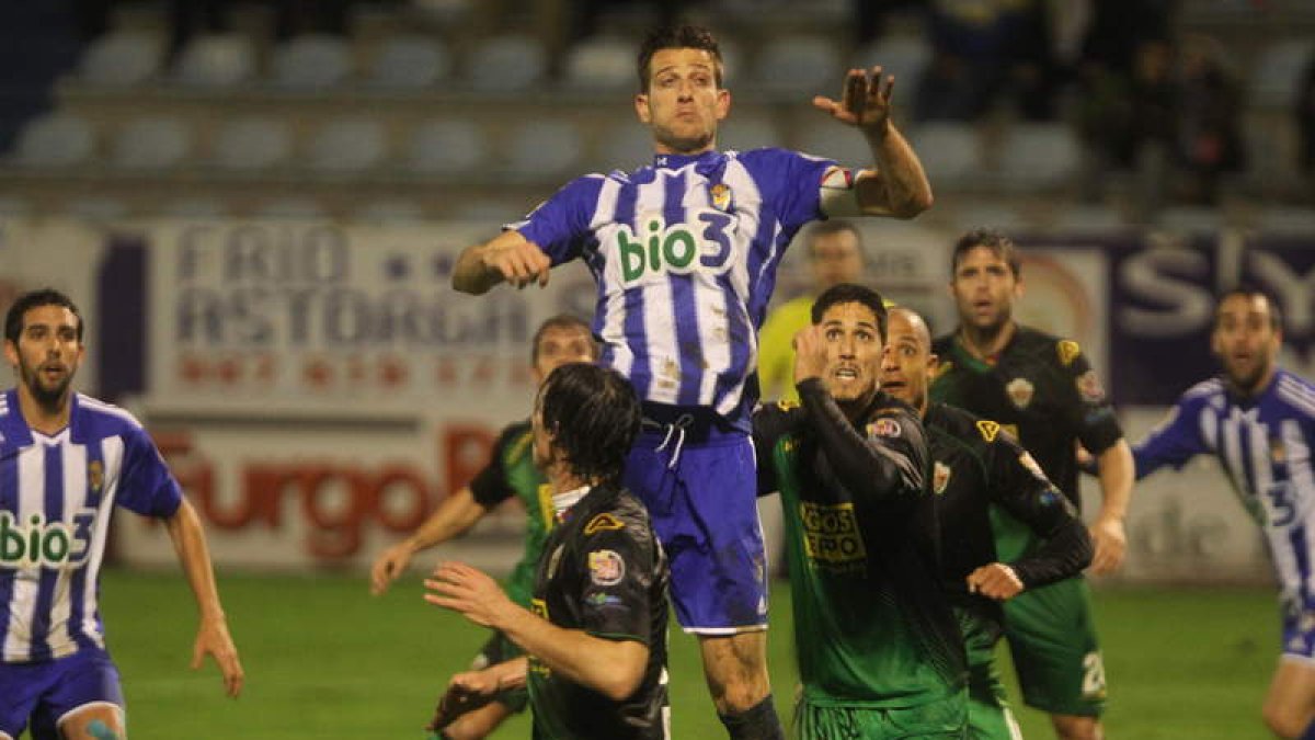 El ex delantero blanquiazul está en la lista de 19 jugadores que hoy llegan a El Bierzo.