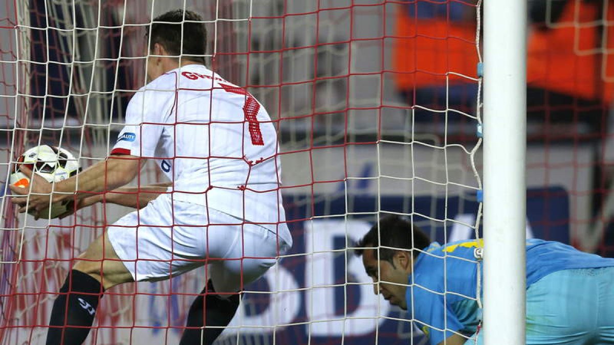 Kevin Gameiro tras marcar gol ante el portero chileno del FC Barcelona, Claudio Bravo, el segundo del equipo.