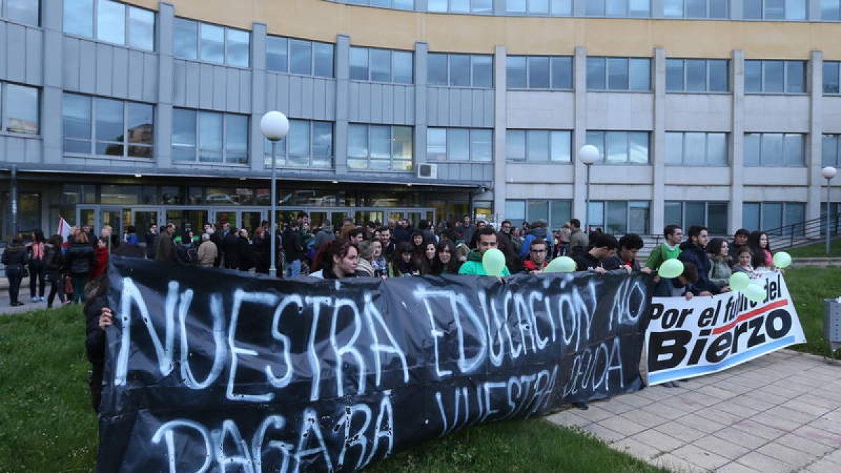 Protesta del 27 de marzo por el futuro del campus.