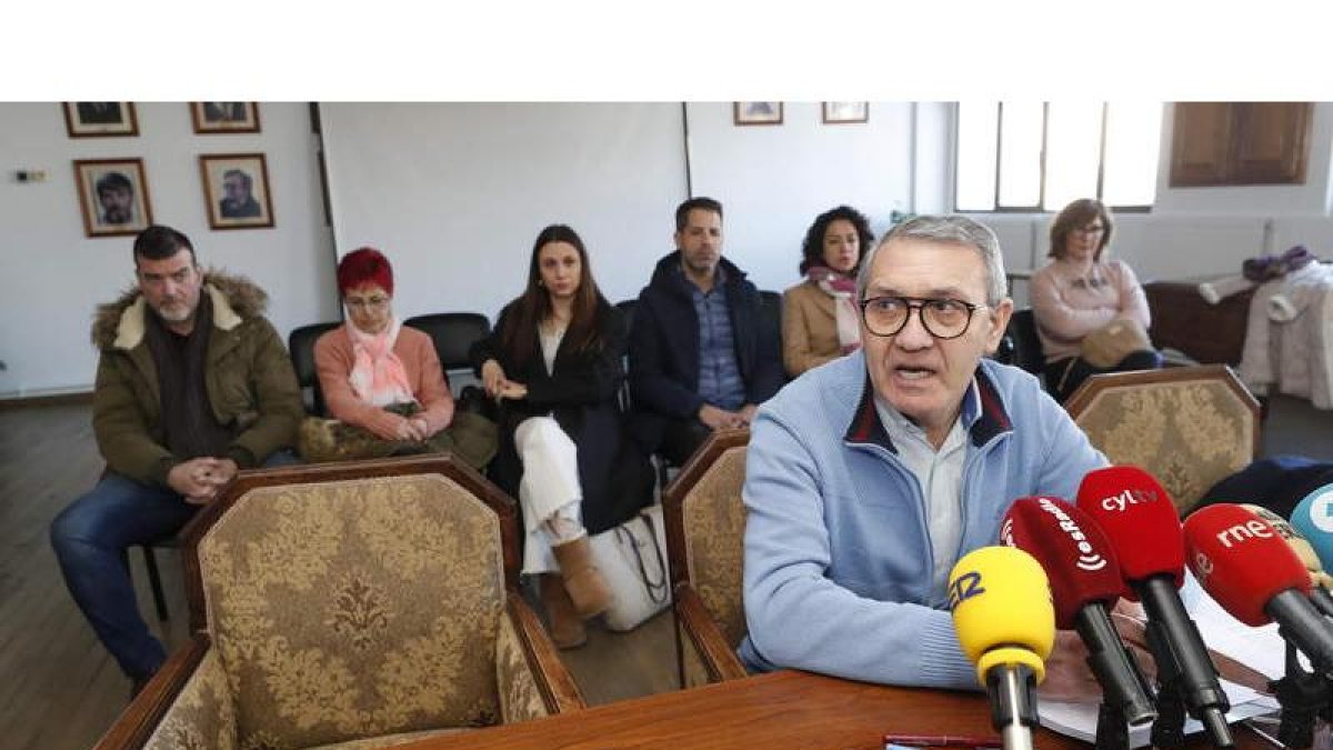 Adolfo Canedo, ayer en la rueda de prensa en Cacabelos. L. DE LA MATA