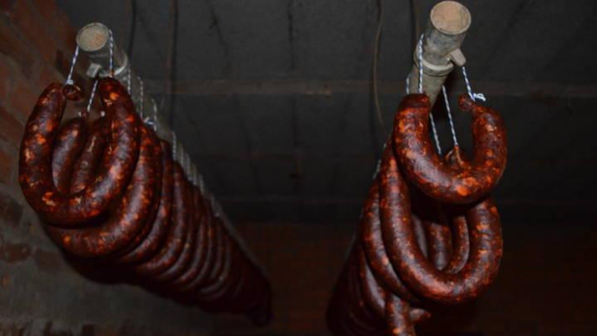 Chorizos en proceso de curación.