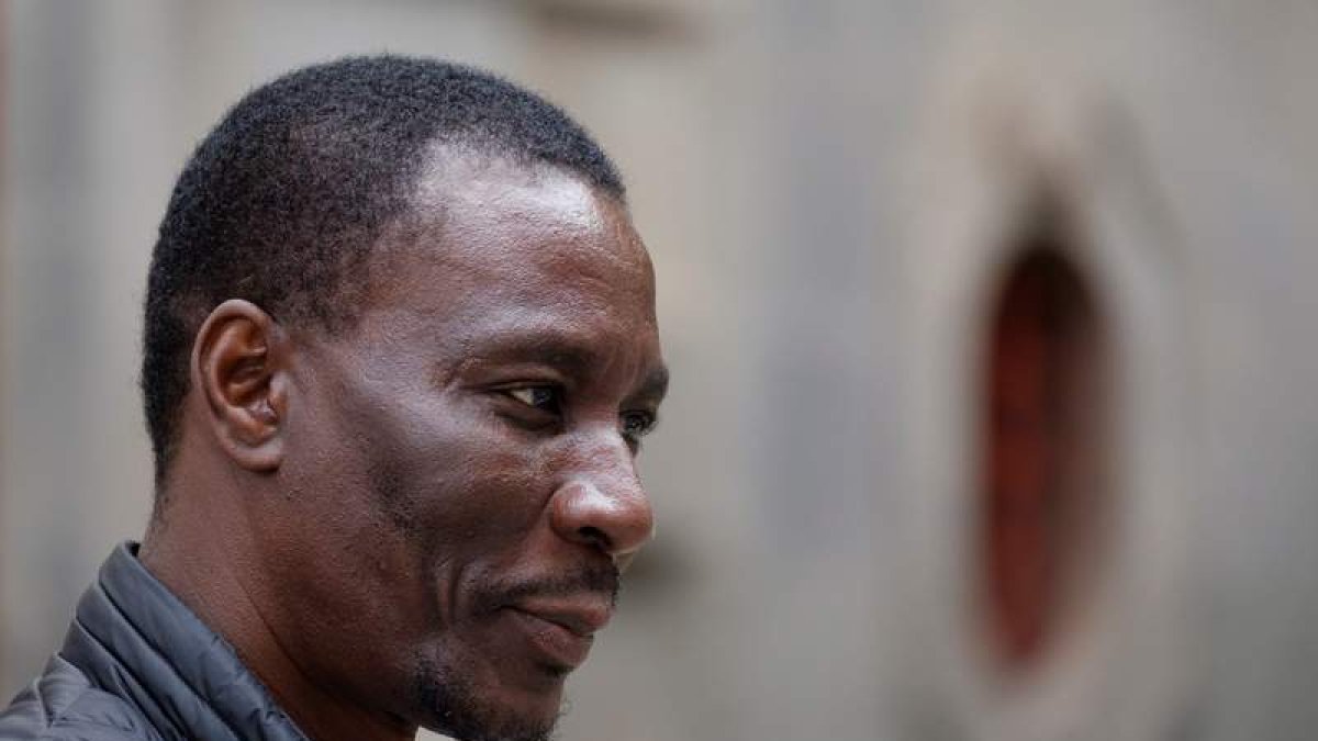 Luc André Diouf habla seis idiomas; sólo eso ya le convertiría en un diputado diferente. ÁNGEL MEDINA G.