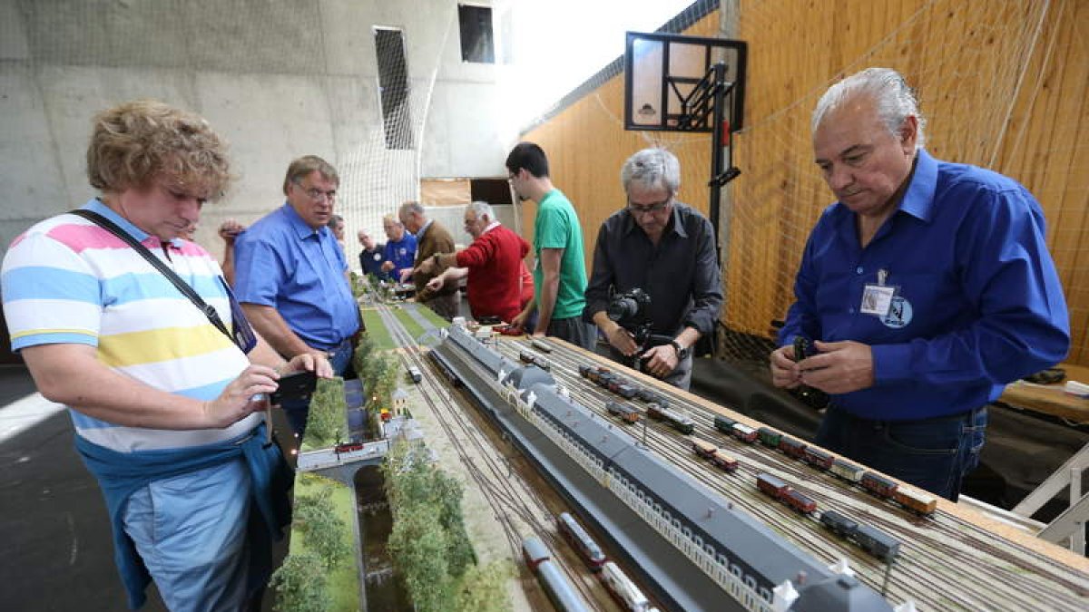El encuentro ferroviario se desarrolla en el pabellón. L. DE LA MATA