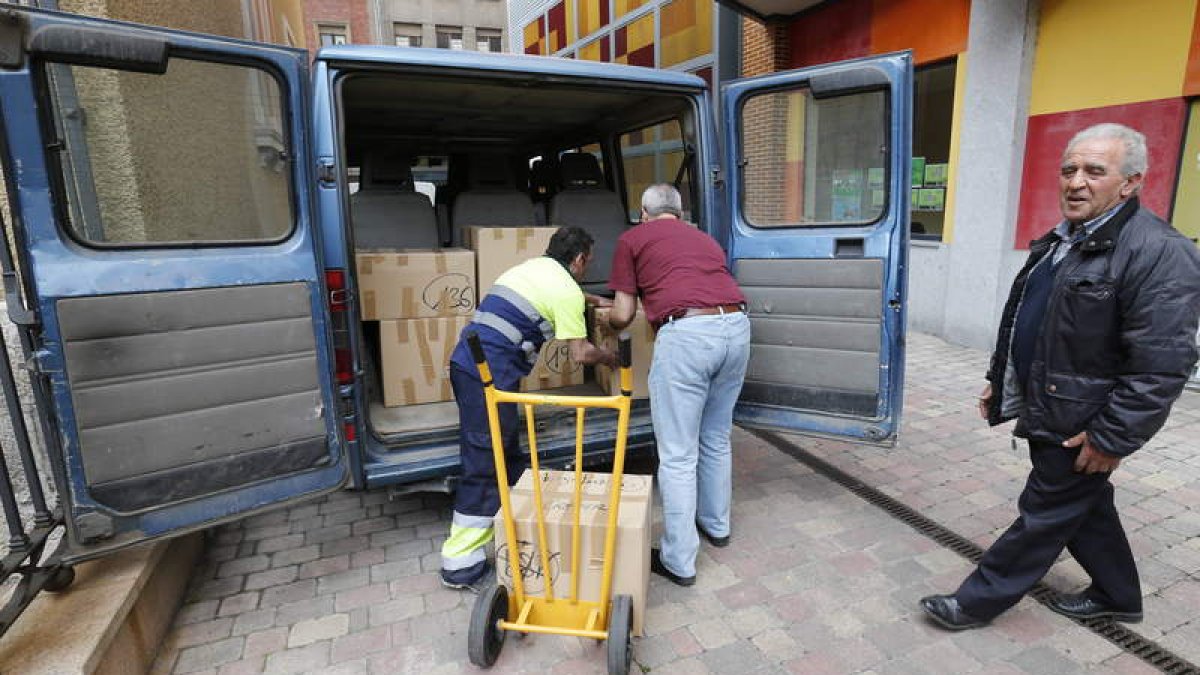 Empleados del Ayuntamiento de León trasladan ayer parte del legado de Crémer al Archivo Municipal. RAMIRO