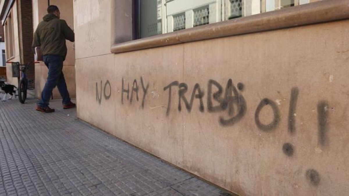 Una de cada tres personas que ha perdido el trabajo lleva más de dos años buscándolo