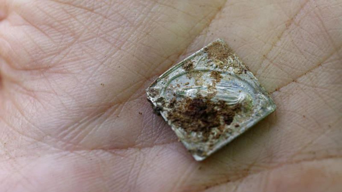 La medalla con una Virgen en relieve hallada entre los objetos que acompañaron a Genara Fernández..