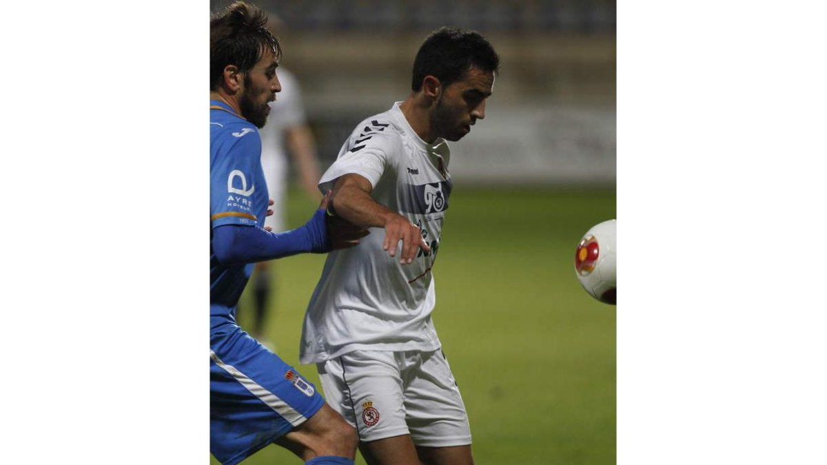 Viti, a la izquierda, vuelve a medirse hoy al Oviedo.