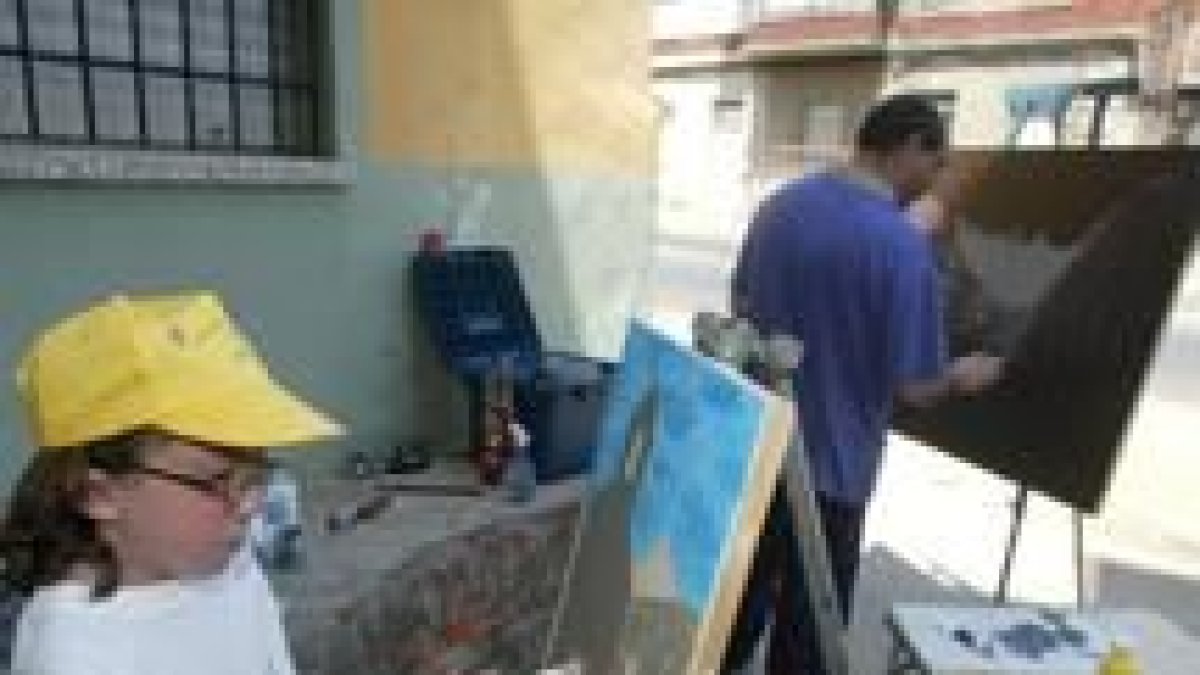 Dos de los participantes del certamen de pintura rápida en plena ejecución de sus obras
