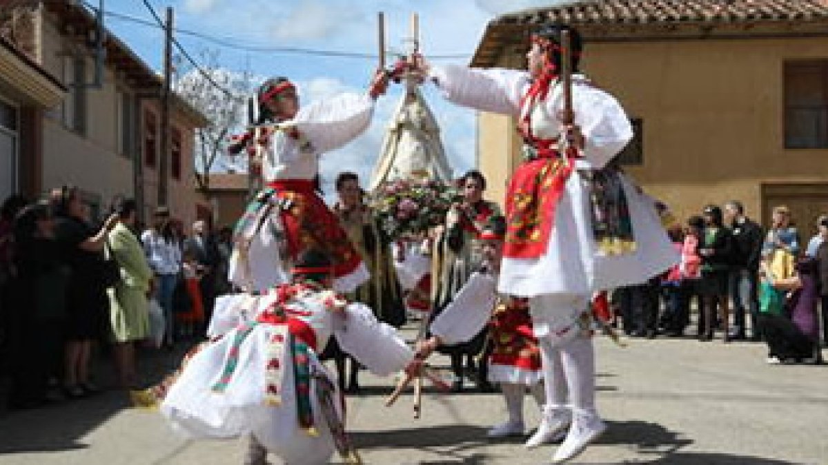 Uno de los lances del baile del paloteo, que se ejecuta ante la Virgen del Rosario.