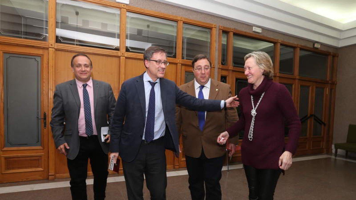 Gerardo Álvarez Courel, Enrique Saiz, José Manuel Pereira y María del Carmen Martínez, ayer. BARREDO