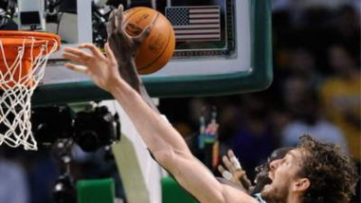 Gasol intenta hacerse con un rebote en el partido de ayer.
