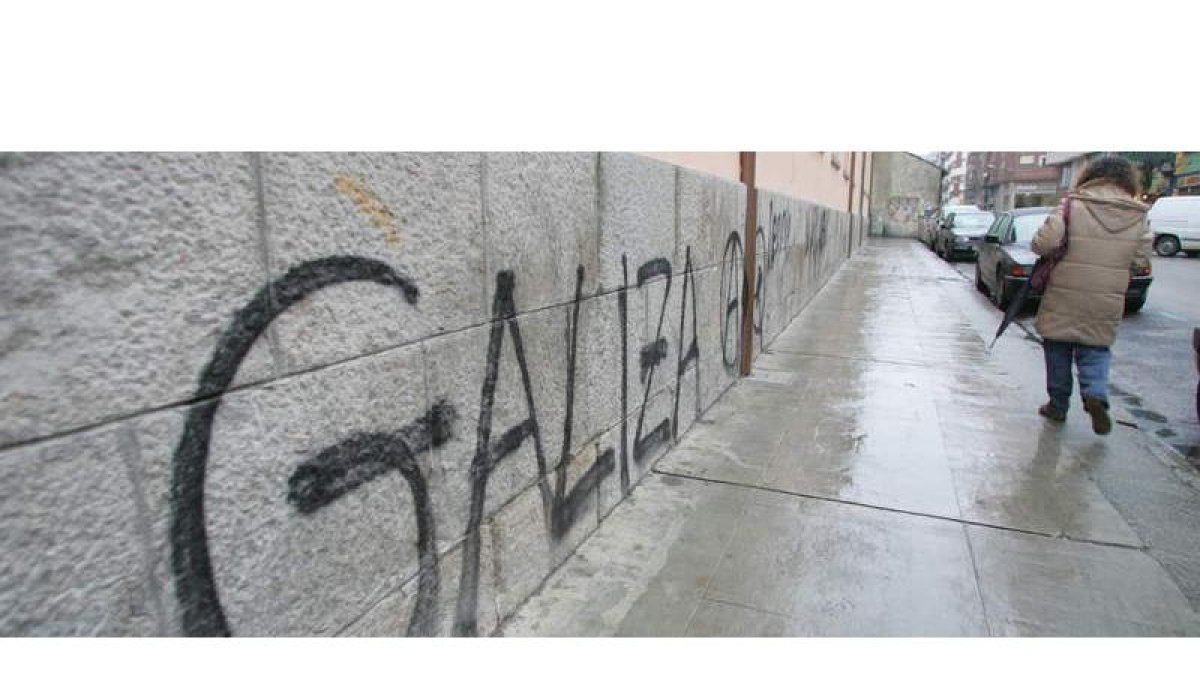 Una pintada independentista en una céntrica calle de Ponferrada.