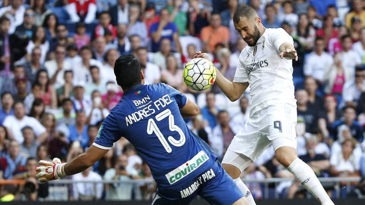 Benzema remata de cabeza un pase de Isco que supuso el 1-0 para el Real Madrid.