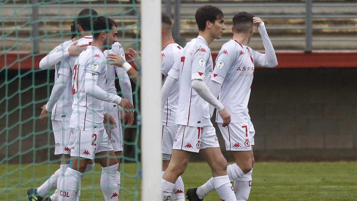 Los jugadores del filial celebran una nueva victoria a domicilio. FERNANDO OTERO