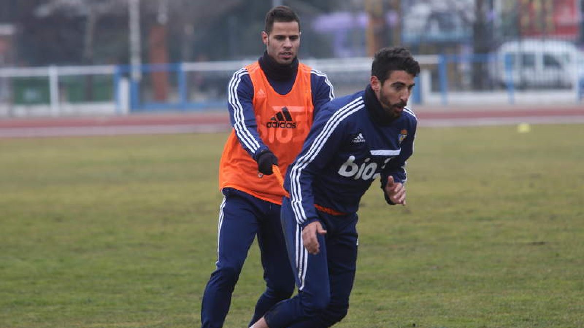 Carpio (d) ocupará el lateral izquierdo de la Deportiva en Mendizorroza para suplir las bajas de Camille y Castañeda.