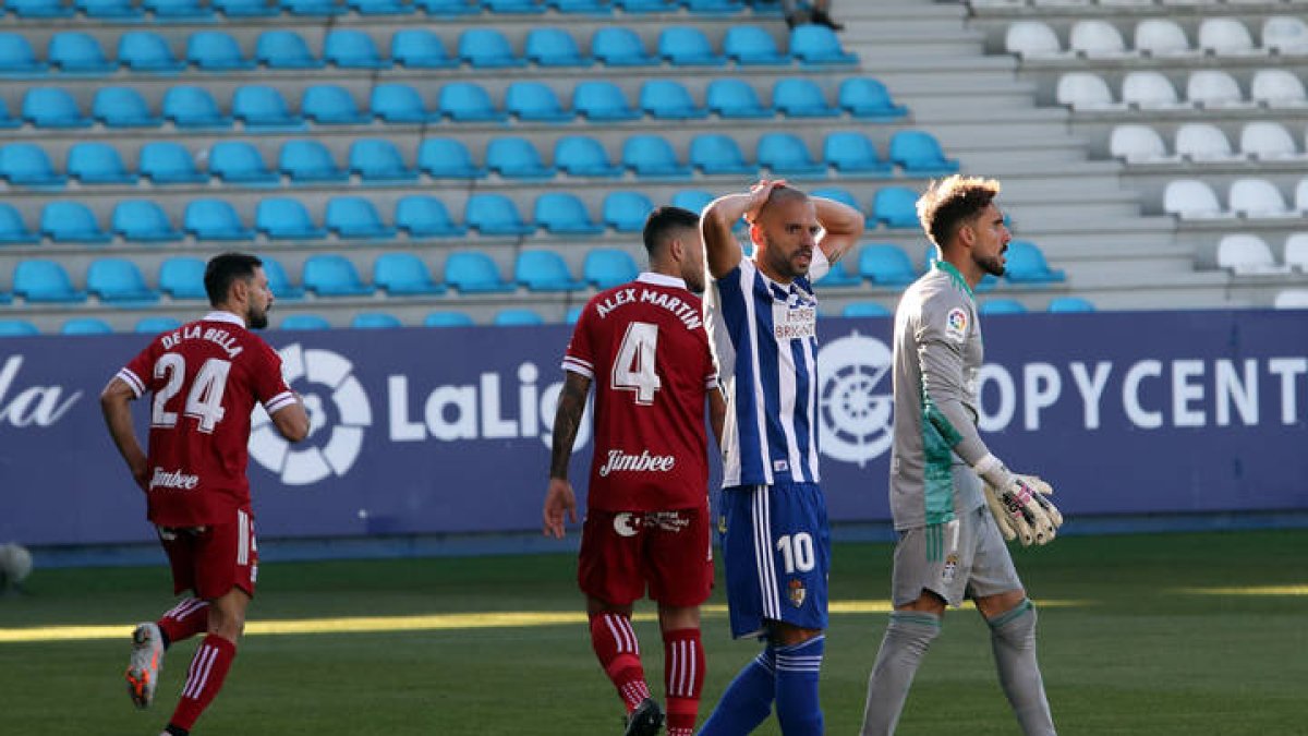 Yuri se lamenta de una ocasión fallada ante la portería del Cartagena. La Deportiva no estuvo ayer acertada. ANA F. BARREDO