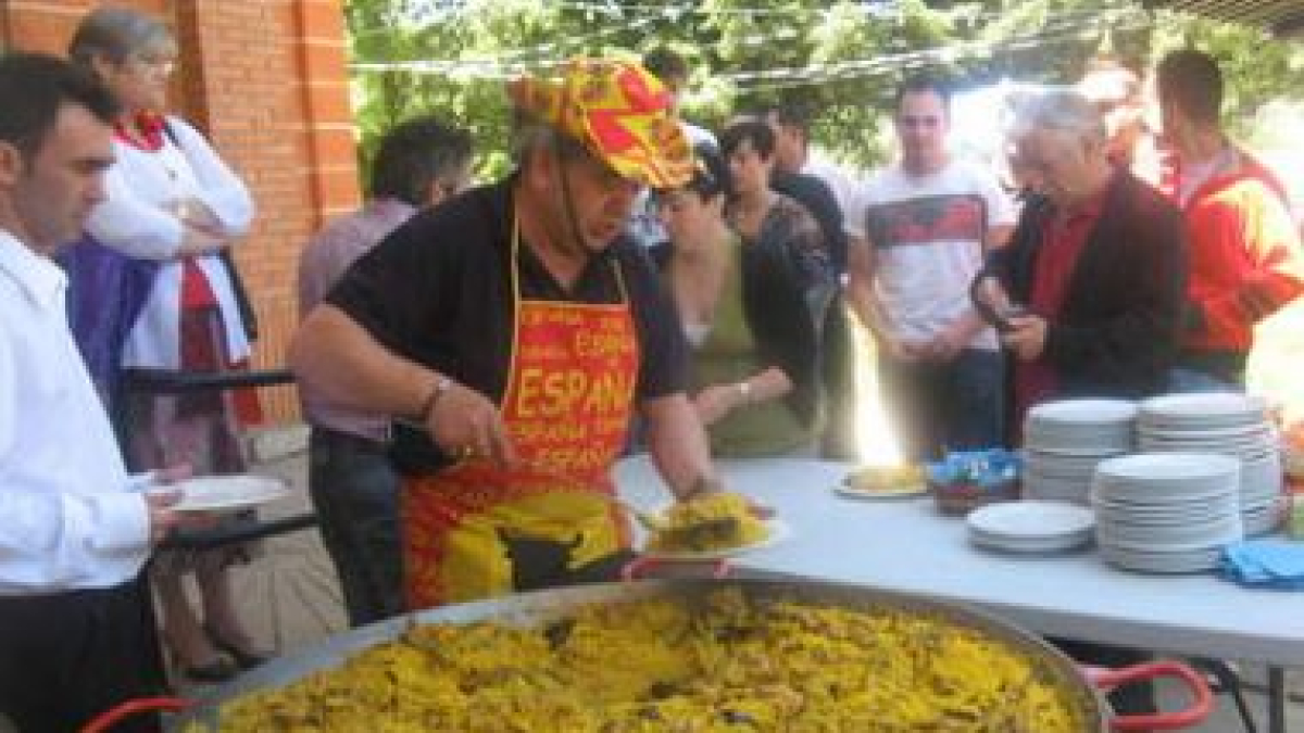 Una monumental paellada se sirvió ayer en el polideportivo de La Robla.