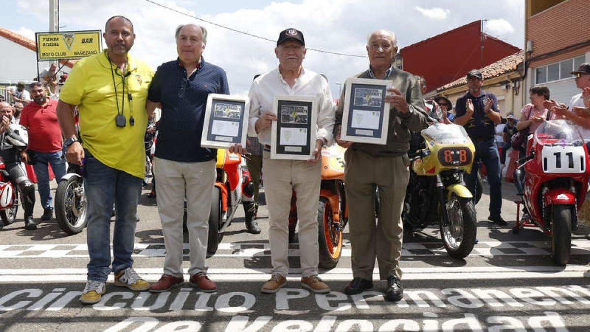 Morla entregó las placas a los expresidentes del Moto Club Falagán, Conrado y Fonfría. FERNANDO OTERO