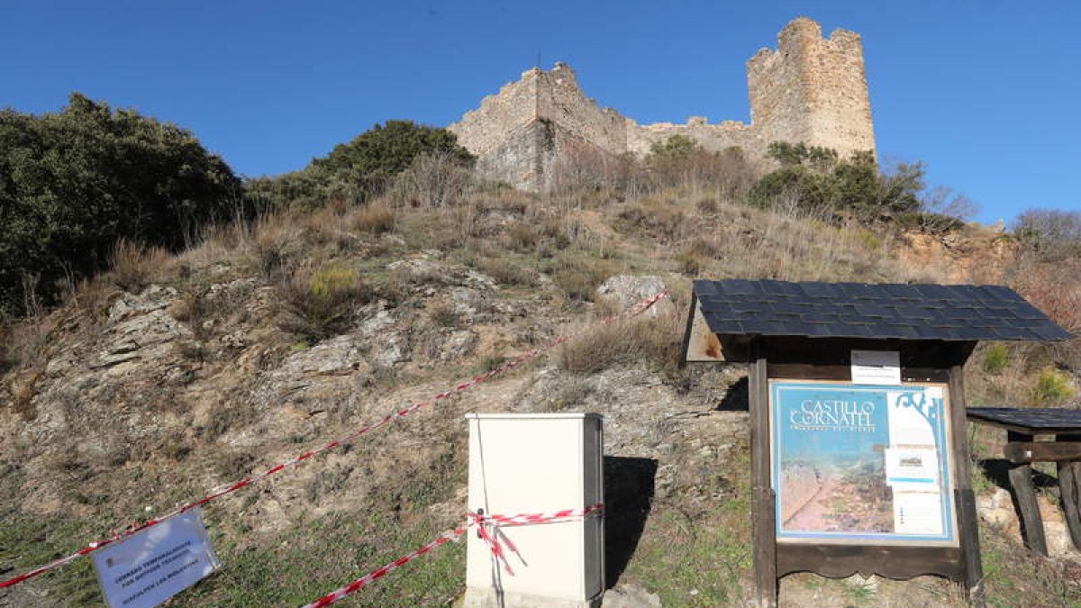 El castillo de Cornatel ha tenido desprendimientos. ANA F. BARREDO
