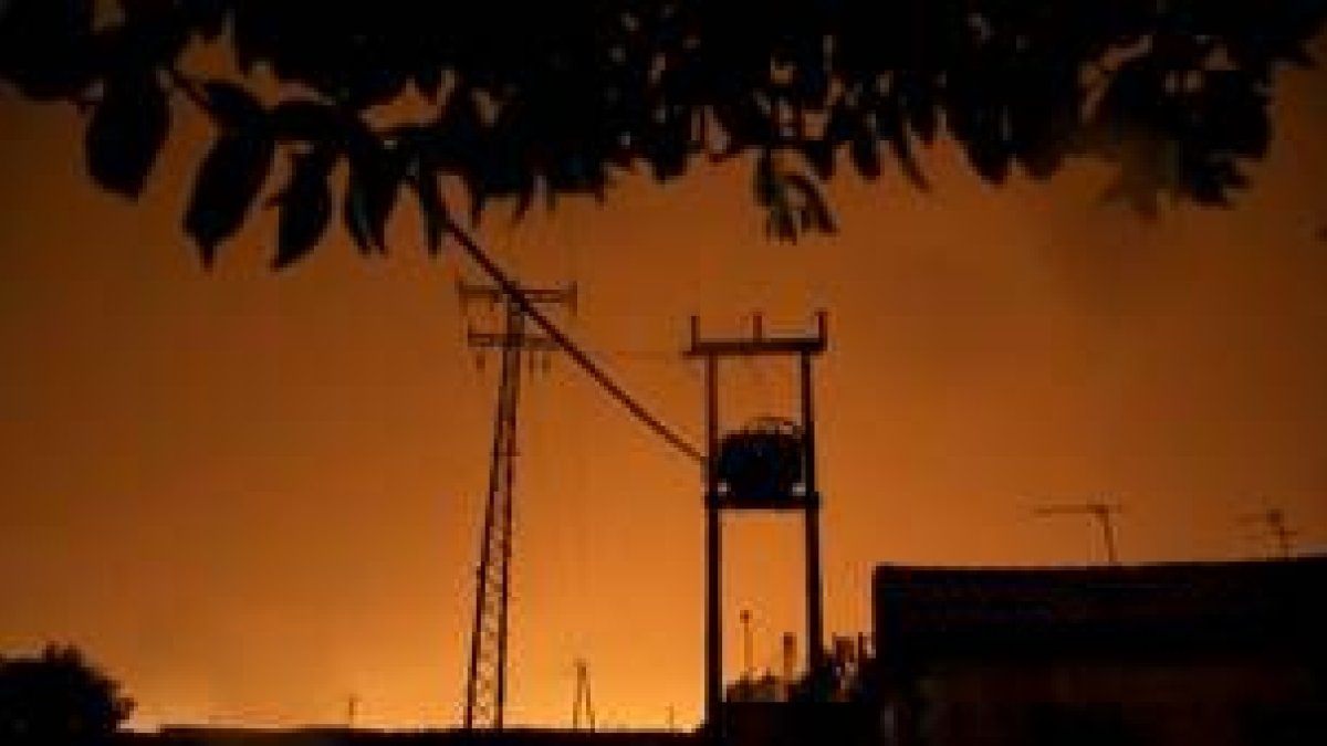 Una torre de alta tensión explotó y varias zonas de la ciudad se quedaron sin suministro eléctrico