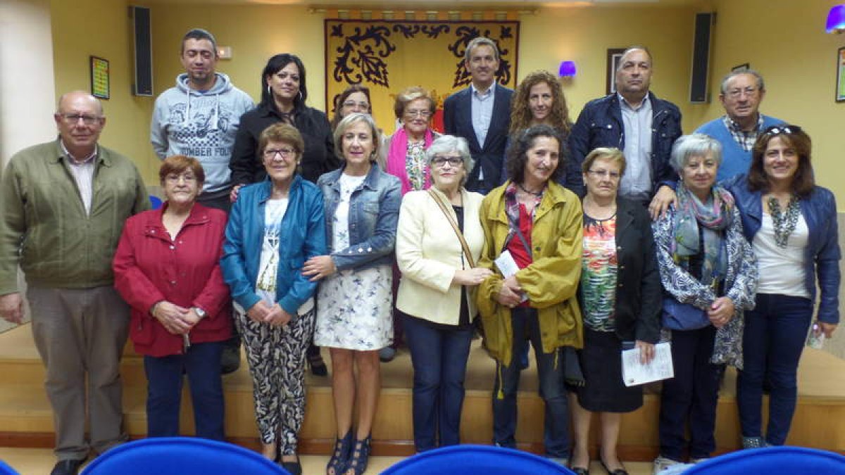 Foto de familia de autoridades y colectivos solidarios. PLANILLO