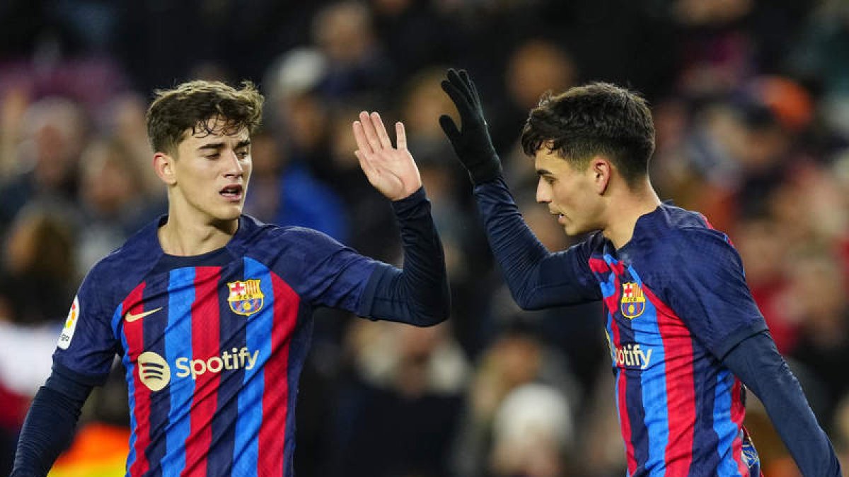 Gavi y Pedri celebran el gol del triunfo del Barcelona en su partido frente al Getafe. ENRIC FONTCUBERTA