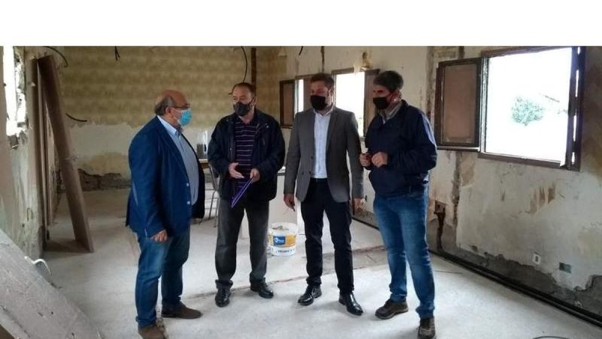 Los concejales en las instalaciones de Bárcena del Bierzo. DL