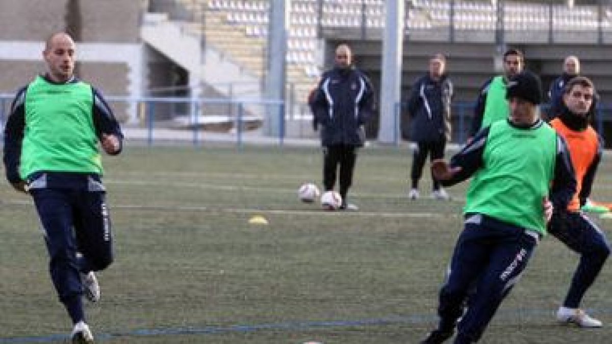 Chema Mato, Rivera, Marín y Yagüe entrenan en el Área, con Monteagudo al fondo.