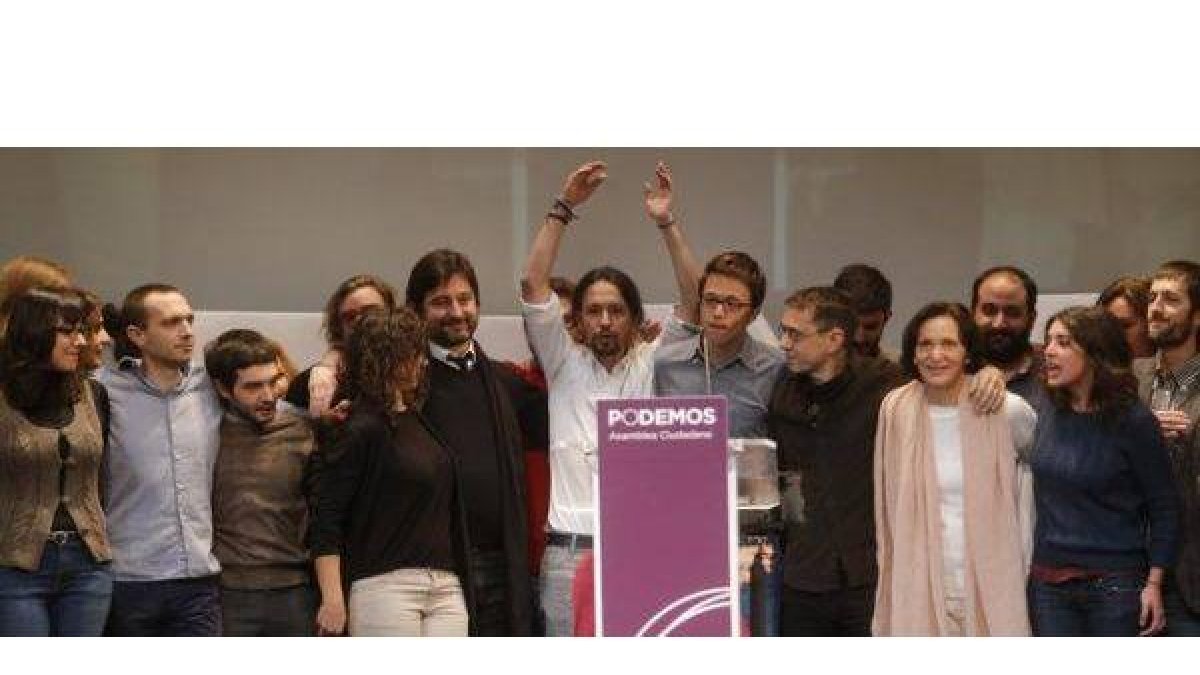 Pablo Iglesias y su equipo, en la asamblea celebrada en Madrid en la que ha sido proclamado secretario general de Podemos.
