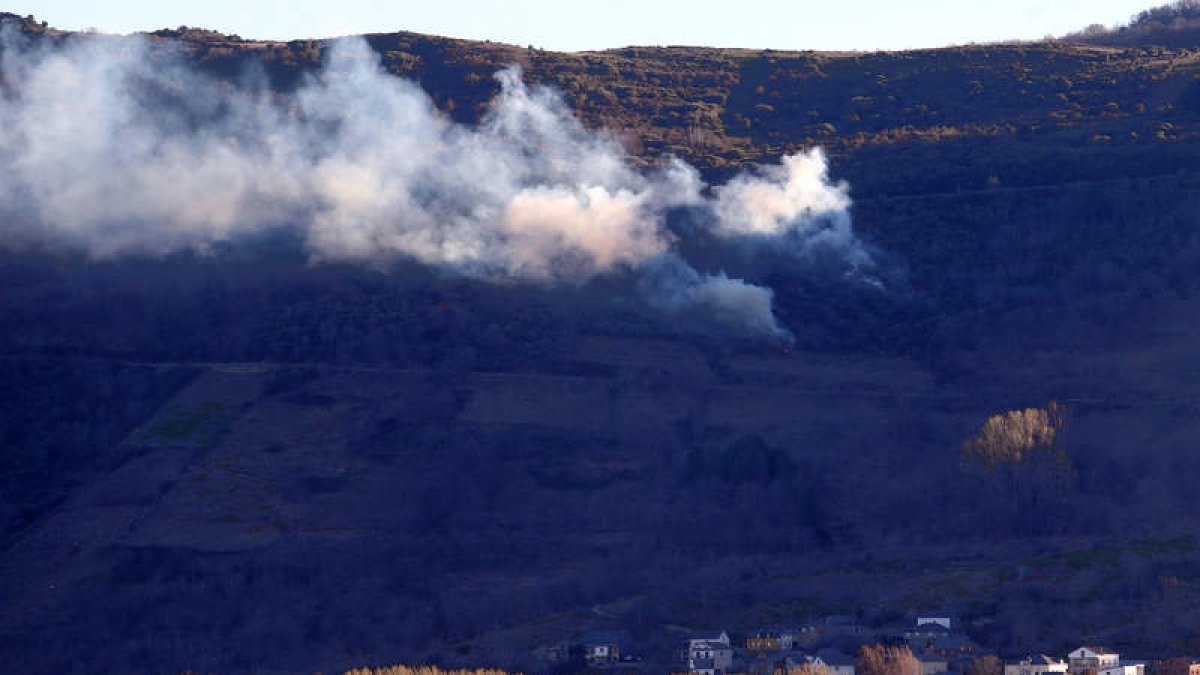 Columnas de humo del incendio que se registró ayer en los montes de Corullón.