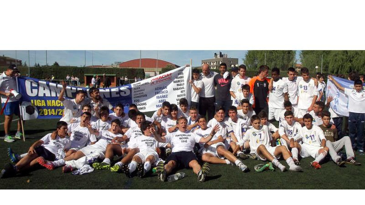 La Peña celebra el histórico ascenso a la máxima categoría del fútbol juvenil