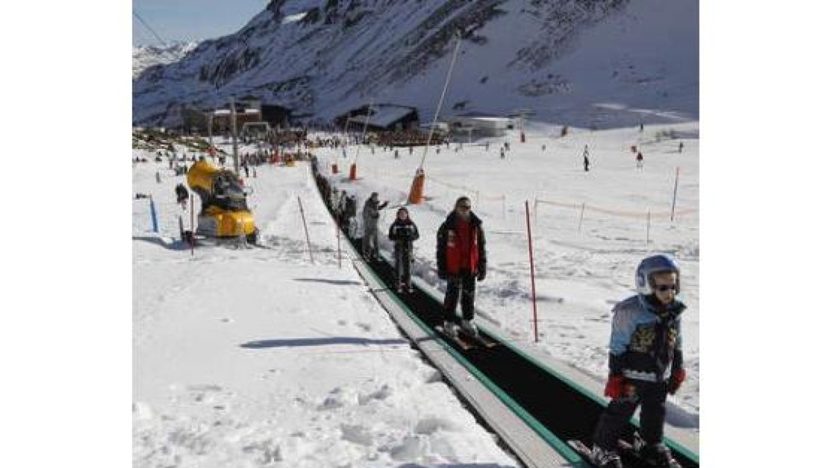 El esquí, uno de los reclamos que atrae visitantes en invierno a León.