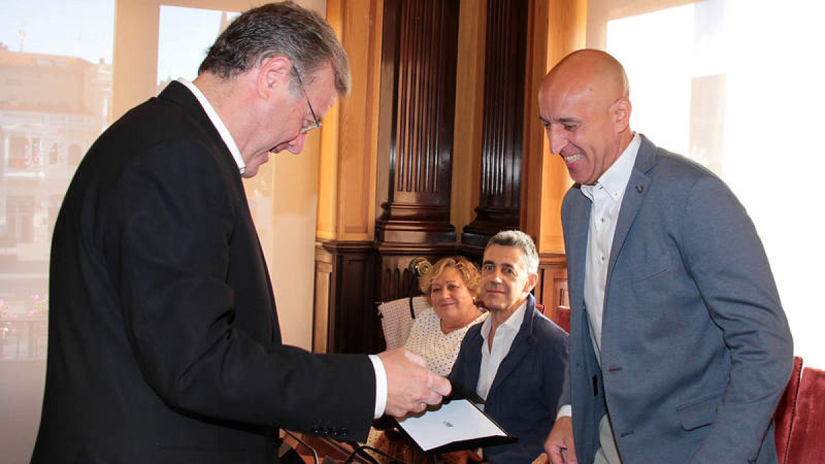 Silván entregó a Diez ayer la medalla de concejal en el Pleno escoba del mandato. DL