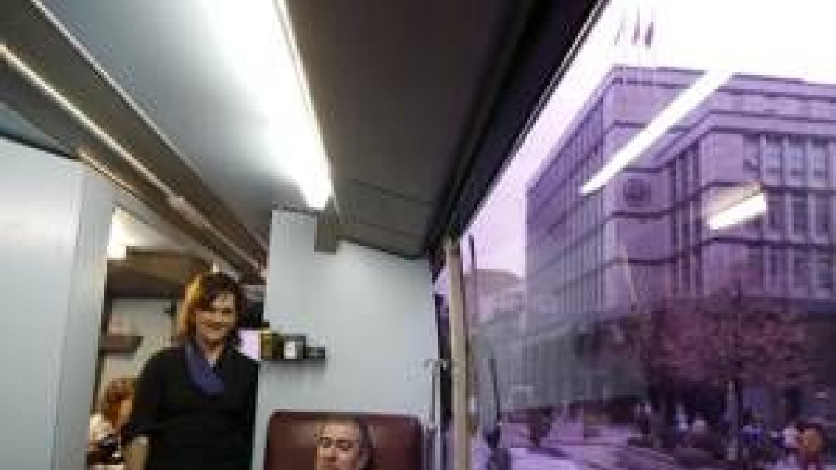 La concejala popular Teresa González espera su turno para donar sangre