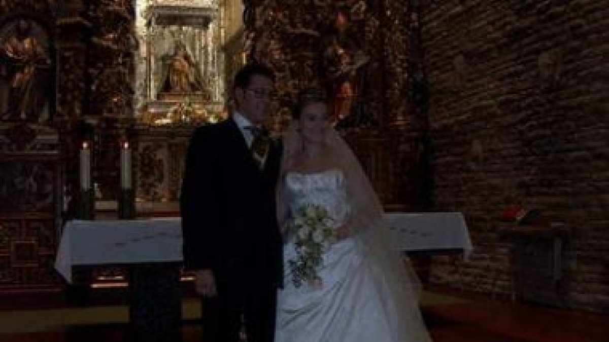 Los novios, al término del enlace matrimonial, en La Virgen del Camino.