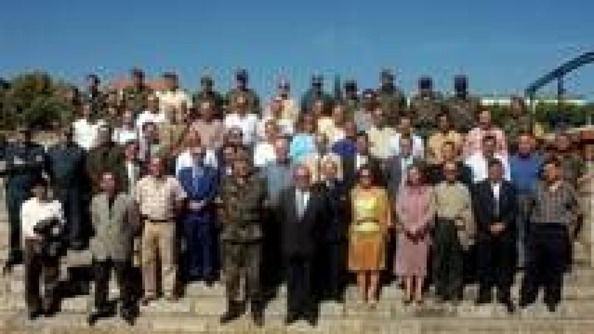 Asistentes al acto de confraternización en la base militar de El Ferral