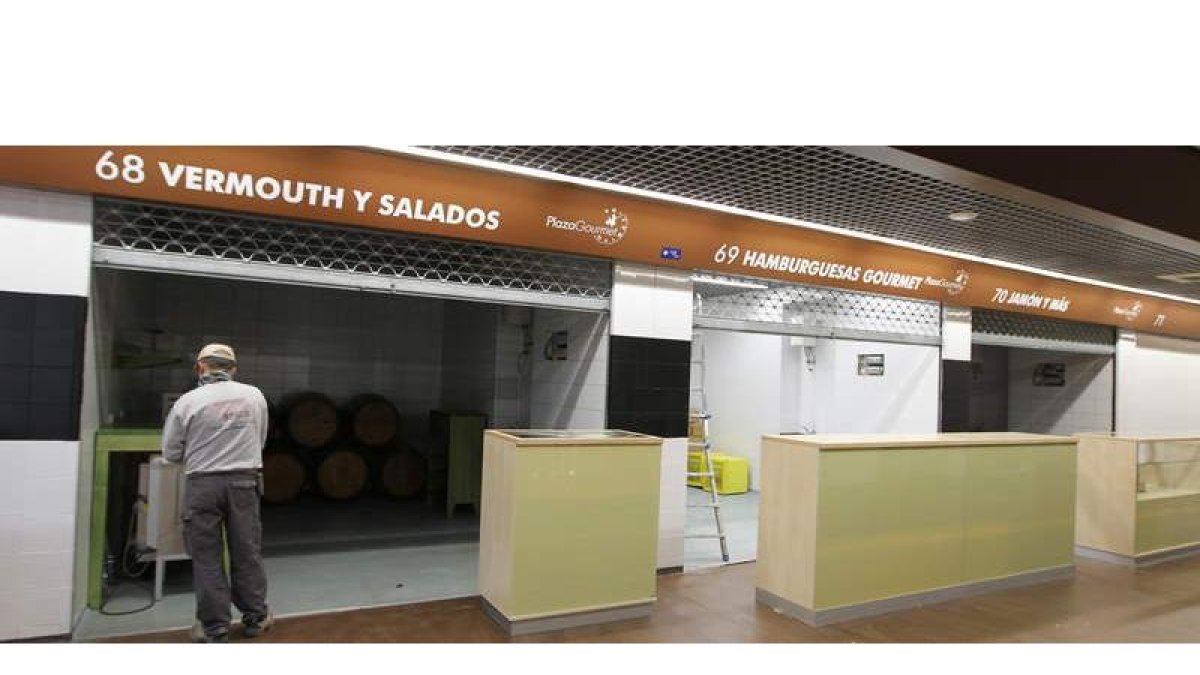 En la pasada jornada se estaban ultimando los detalles del mobiliario de cada nuevo puesto para atender al público este puente.